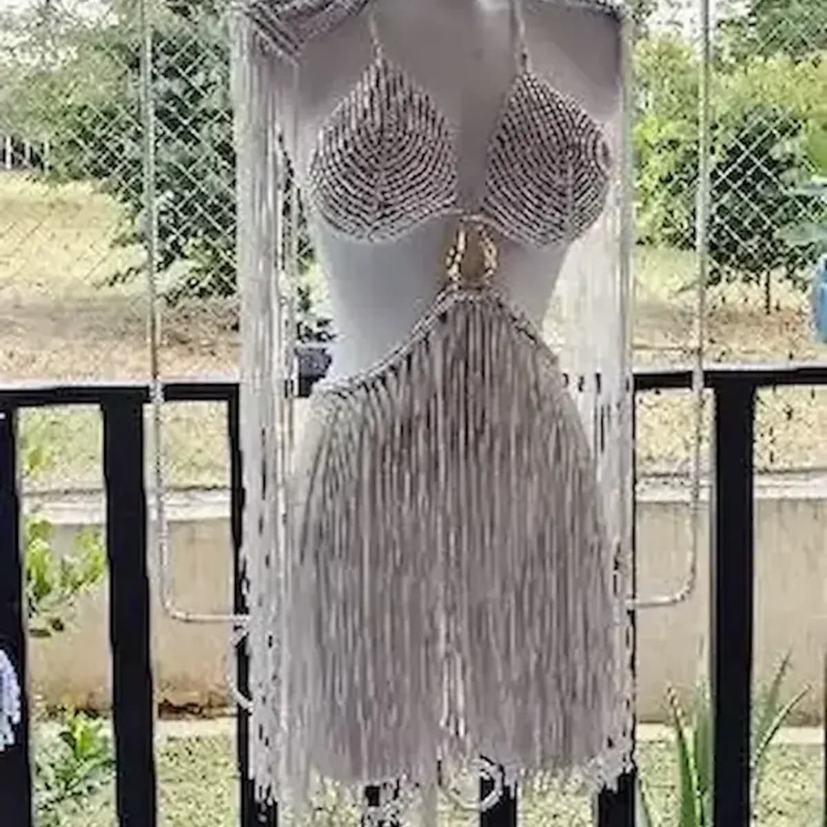 VESTIDO CON HOMBRERAS WHITE
