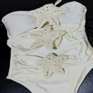 BODIE ENTERIZO CON ESTRELLAS